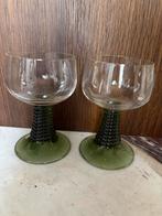 2 mooie oude vintage retro wijnglazen, mos groene voet, Verzamelen, Ophalen of Verzenden, Zo goed als nieuw, Overige typen