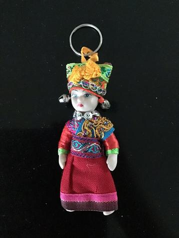 Sleutelhanger van een porseleinen poppetje. Nieuw. beschikbaar voor biedingen