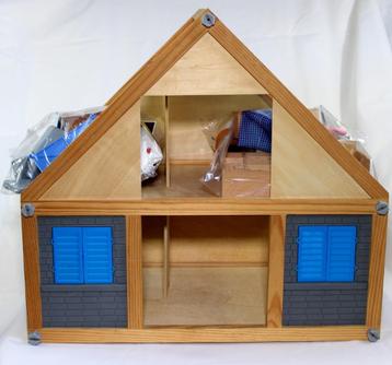 Houten poppenhuis  beschikbaar voor biedingen