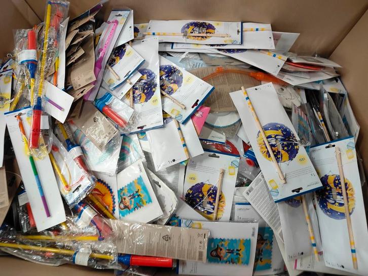 Partij Lampionnen, Stokken & Palletbox - Handel, Diversen, Rommelmarktspullen, Nieuw, Ophalen