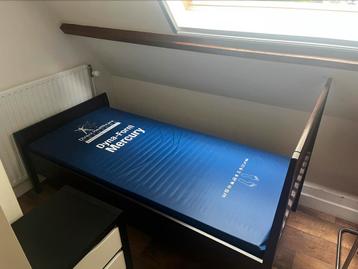 Bed 1 jaar oud incl nachtkastje van ikea beschikbaar voor biedingen