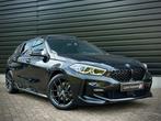 Bmw 1-serie 118i M-PERF. M135 PANO|SCHAALSTOEL|HUD|CAMERA, Auto's, 65 €/maand, Gebruikt, Alcantara, Zwart