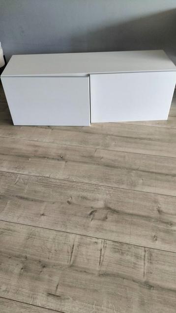 Witte zwevende kast met deuren 