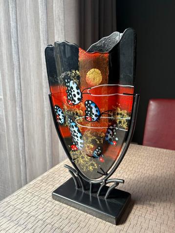 Handgeschilderde siervaas met vlinders beschikbaar voor biedingen