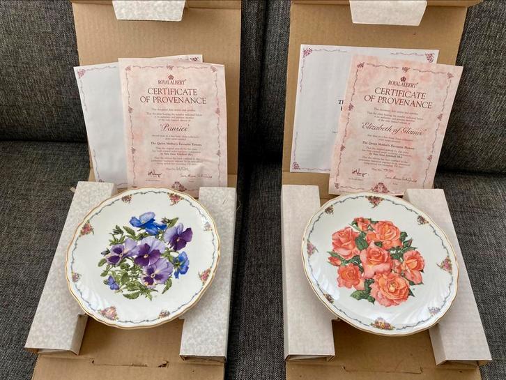Te koop: 2 sierborden Royal Albert - Queen Mothers Flowers, Verzamelen, Porselein, Kristal en Bestek, Ophalen of Verzenden