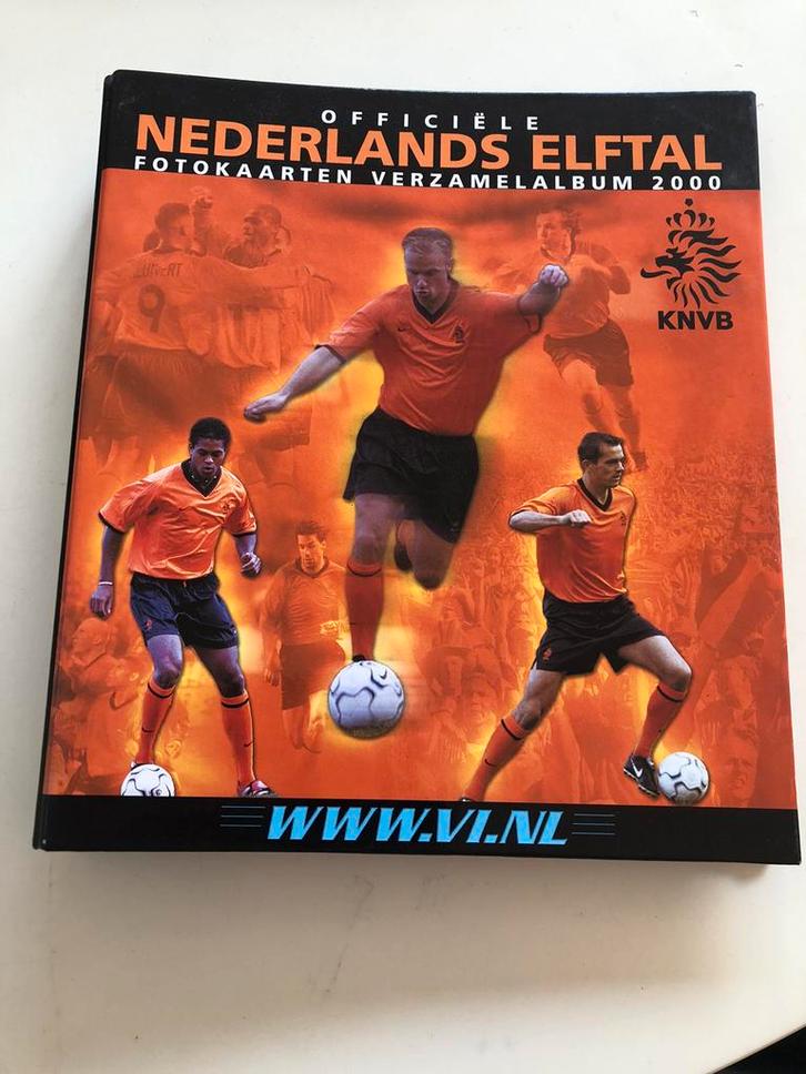 Officiële Nederlands Elftal Fotokaarten Verzamelalbum 2000, Verzamelen, Sportartikelen en Voetbal, Zo goed als nieuw, Spelerskaart