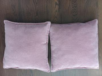 2 kussens, zachte stof, 40x40cm, als NIEUW!!! 40x40cm. 2=€5 beschikbaar voor biedingen