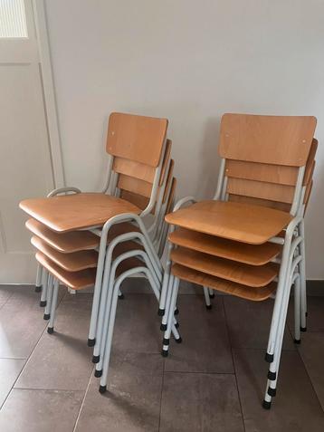 8 industriele stapelbare stoelen / kantine stoelen beschikbaar voor biedingen