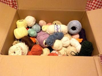 Doos met 5700 gram katoen in diverse kleuren beschikbaar voor biedingen