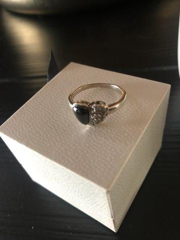 Mooi setje ring en hanger beschikbaar voor biedingen