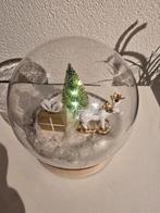 Kerstdecoratie Glazen Bol met Rendier en Kerstboom, Huis en Inrichting, Woonaccessoires | Overige, Ophalen of Verzenden, Zo goed als nieuw