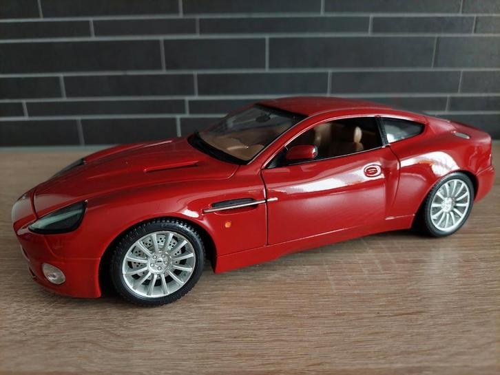 Bburago 1:18 Aston Martin V12 Vanquish - in doos, Hobby en Vrije tijd, Modelauto's | 1:18, Nieuw, Auto, Bburago, Ophalen of Verzenden