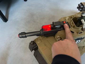 Speelgoed Tank + Poppetjes beschikbaar voor biedingen