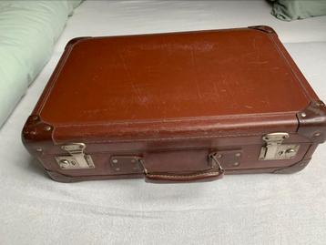 Vintage koffer beschikbaar voor biedingen