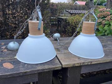 2 Industriële Witte Lampen beschikbaar voor biedingen