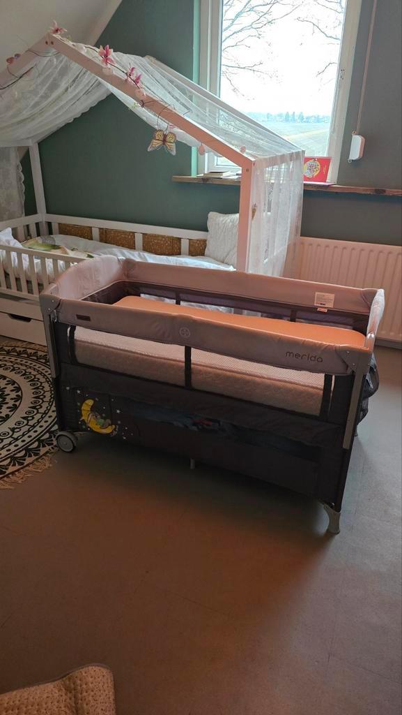 Chipolino Merida Co-sleeper met aerosleep evolution matras, Kinderen en Baby's, Babywiegjes en Ledikanten, Zo goed als nieuw, Ledikant