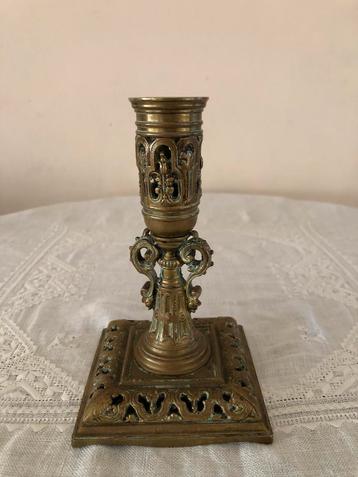 Antiek bronze kandelaar beschikbaar voor biedingen