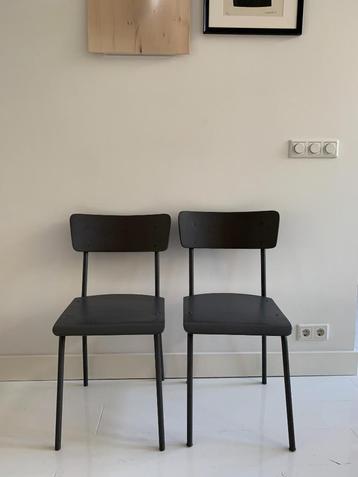 Vintage schoolstoeltjes beschikbaar voor biedingen