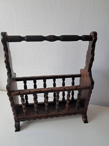 Antieke Krantenbak beschikbaar voor biedingen