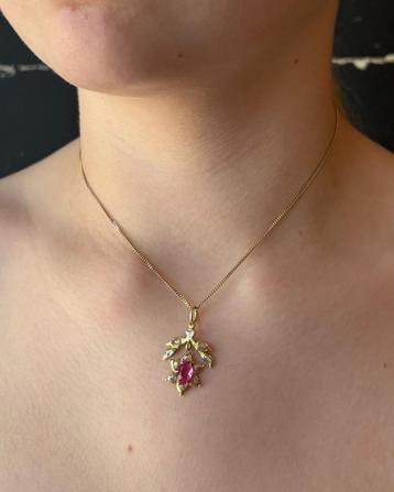 Robijn met 11 diamanten 14k ketting hanger goud India antiek beschikbaar voor biedingen