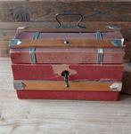 Antiek poppen hut kleding koffertje, Ophalen of Verzenden