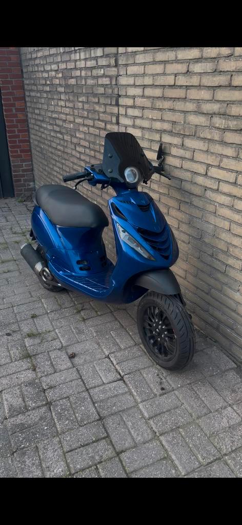 Piaggio zip 4 takt 2016 80cc, Fietsen en Brommers, Scooters | Piaggio, Zo goed als nieuw, Zip, Benzine, Ophalen