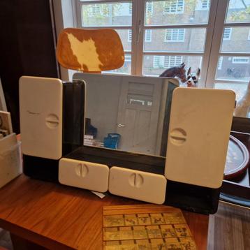 Vintage kaptafel met spiegel beschikbaar voor biedingen