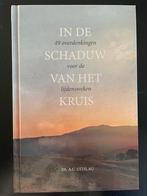 Ds. A.C. Uitslag - In de schaduw van het kruis, Ophalen of Verzenden, Zo goed als nieuw, Ds. A.C. Uitslag