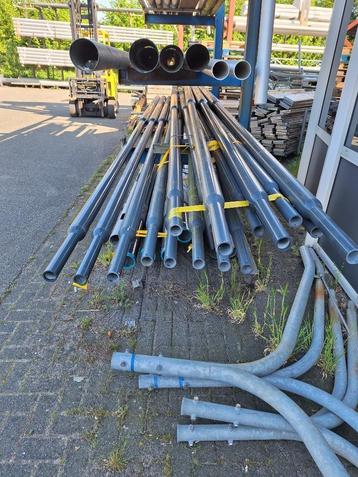 4x stalen lichtmasten 6m lph met uithouder RAL7016 beschikbaar voor biedingen
