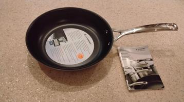 NIEUWE KOEKENPAN LE CREUSET 24 CM MET 3 LAGEN ROESTVRIJSTAAL beschikbaar voor biedingen