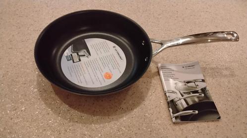 NIEUWE KOEKENPAN LE CREUSET 24 CM MET 3 LAGEN ROESTVRIJSTAAL, Huis en Inrichting, Keuken | Potten en Pannen, Nieuw, Koekenpan of Braadpan
