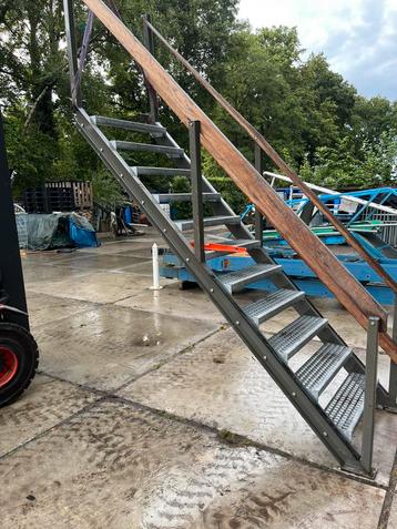 Trap metalen 11x antislip gegalvaniseerd  2.23m. 90b leuning beschikbaar voor biedingen