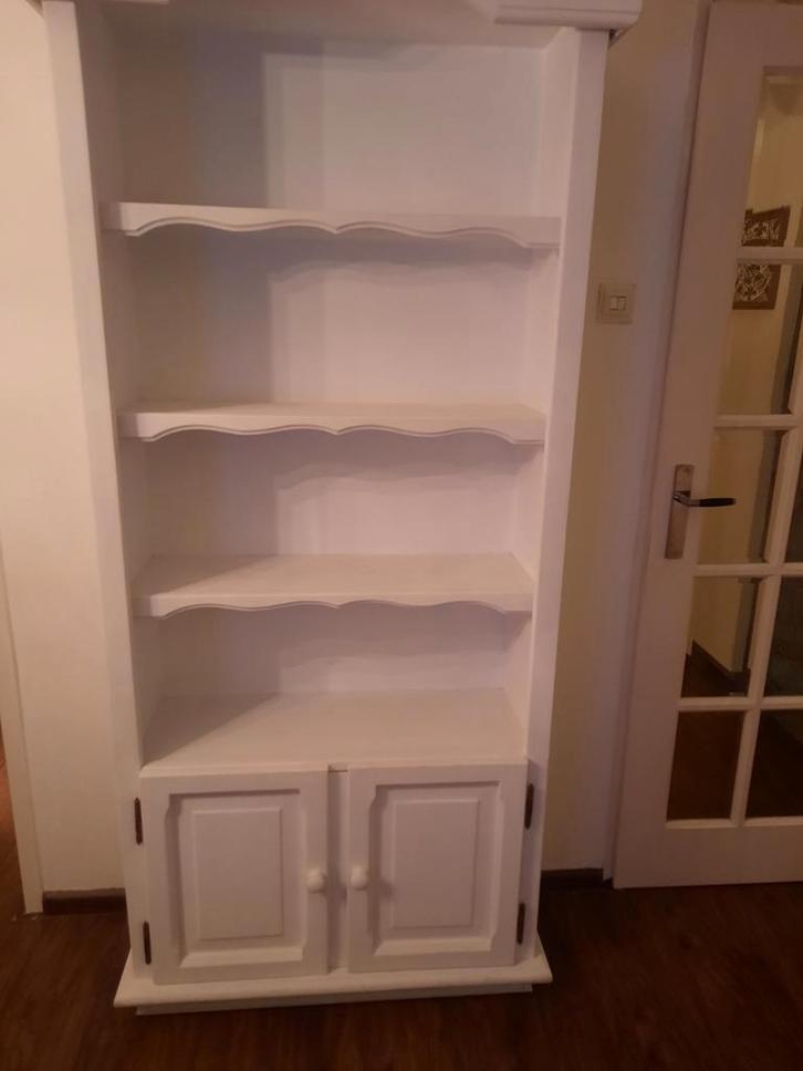 Witte houten boekenkast met 2 deurtjes, Huis en Inrichting, Kasten | Boekenkasten, Zo goed als nieuw, 50 tot 100 cm, 150 tot 200 cm