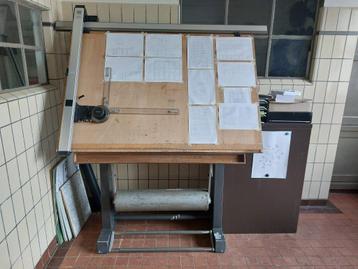 Oude werkende tekentafel beschikbaar voor biedingen