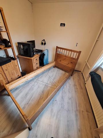 Gratis ophalen!!Houten bedframe - Eenpersoons met bedbodem  beschikbaar voor biedingen