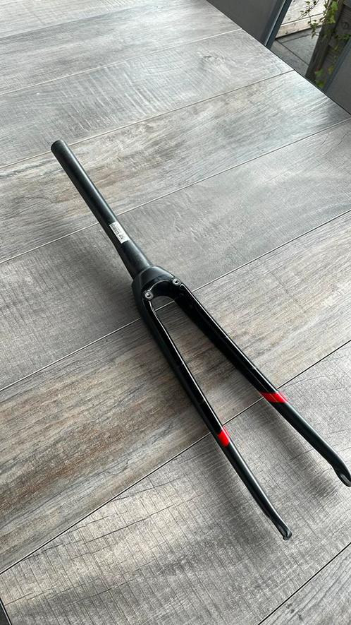 Carbon race voorvork 28" tapered 1 1/2" - 1 1/8" velgrem, Fietsen en Brommers, Fietsaccessoires | Overige Fietsaccessoires, Zo goed als nieuw
