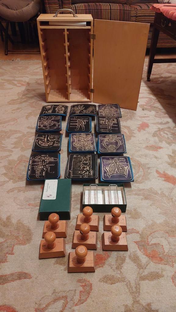 Hoten kist met 21 oude stempels, Hobby en Vrije tijd, Stempelen, Zo goed als nieuw, Houten stempel, Ophalen of Verzenden