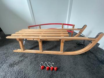 Degelijke houten slee met afneembare rugleuning beschikbaar voor biedingen