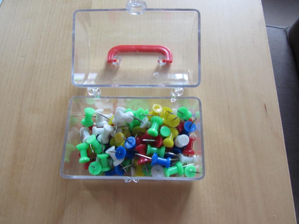 Punaises voor prikbord in schatkist, prikkers, Ophalen of Verzenden, Zo goed als nieuw, Prikbord