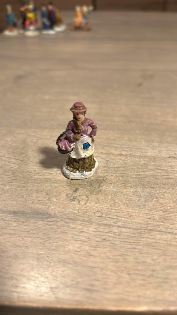 Vrouw met mand voor kerstdorp, Diversen, Kerst, Zo goed als nieuw, Ophalen of Verzenden