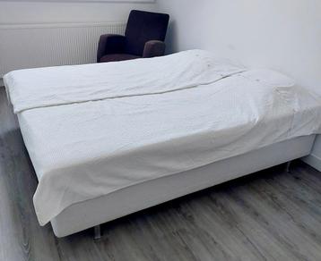 Tweepersoons bed boxspring beschikbaar voor biedingen
