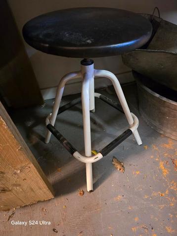 Antieke Industriële Krukje verstelbaar  beschikbaar voor biedingen