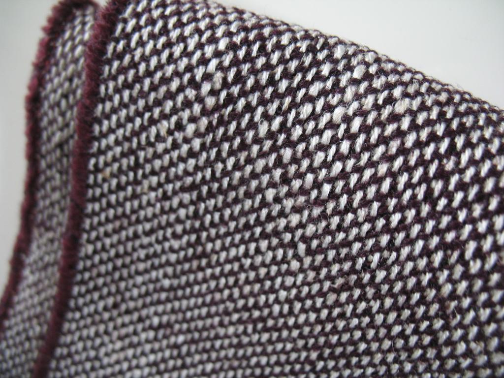 STOF VOOR DESIGN: Kvadrat auberginepaars+creme meubelstof, Hobby en Vrije tijd, Stoffen en Lappen, Wol, 120 cm of meer, Paars