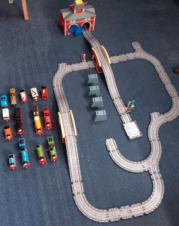 Thomas de trein baan met wagens en spullen beschikbaar voor biedingen
