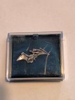 Pteranodon Dino Dinosaurus pin zilverkleurig, Verzamelen, Speldjes, Pins en Buttons, Ophalen of Verzenden, Zo goed als nieuw