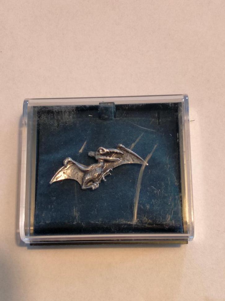 Pteranodon Dino Dinosaurus pin zilverkleurig, Verzamelen, Speldjes, Pins en Buttons, Zo goed als nieuw, Ophalen of Verzenden