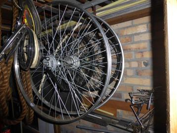 Wielen, sturen, dragers, voorvorken, zadels, fietspompjes,  beschikbaar voor biedingen