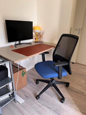 Trotten zit/sta bureau, beige/wit, IKEA, met bureau stoel