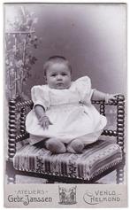 CDV Baby Kind Witte Jurk Stoel - Foto Janssen Venlo Helmond, Gebruikt, Ophalen of Verzenden, Foto, Voor 1940