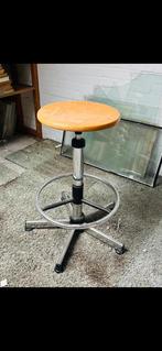 Vintage industriële kruk, Huis en Inrichting, Krukjes, Ophalen, Gebruikt, Hout